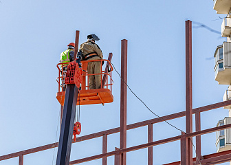 Машинист подъемника с рабочей платформой